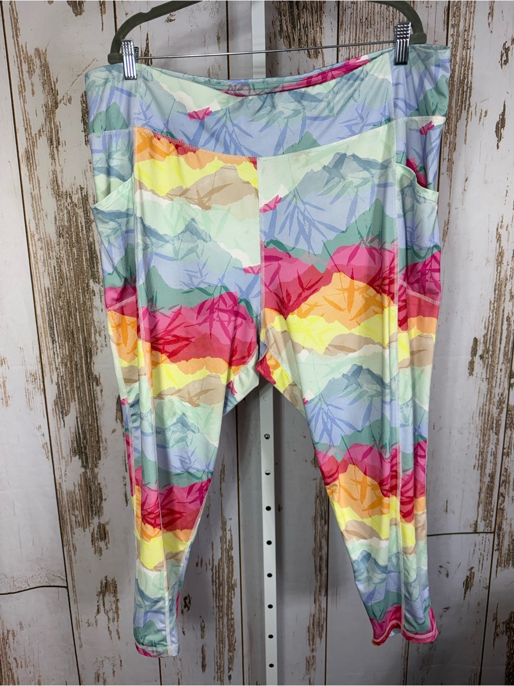 NWOT, Pro Player, Colorful Outdoorsy Print Leggings. Size 3X. Side Pockets